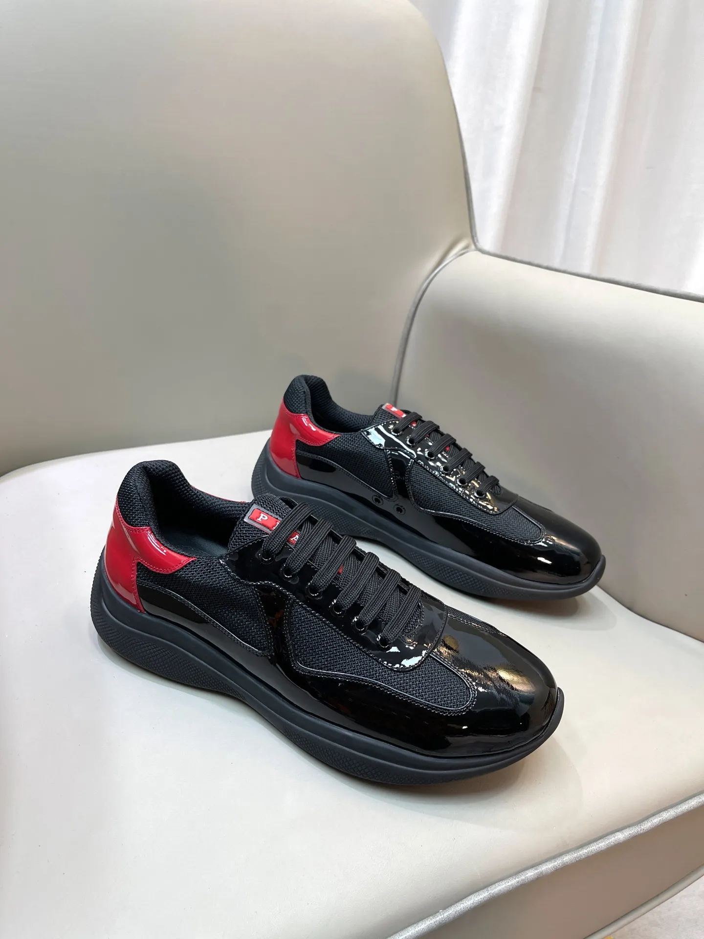 P680👟👟 Prada soft rubber and Bike fabric sports America’sCuP sneakers with Prada style have been redesigned, new fabrics and colors inject a new contemporary spirit into them. Size / 35-44 45 46 can be customized and non-returnable.